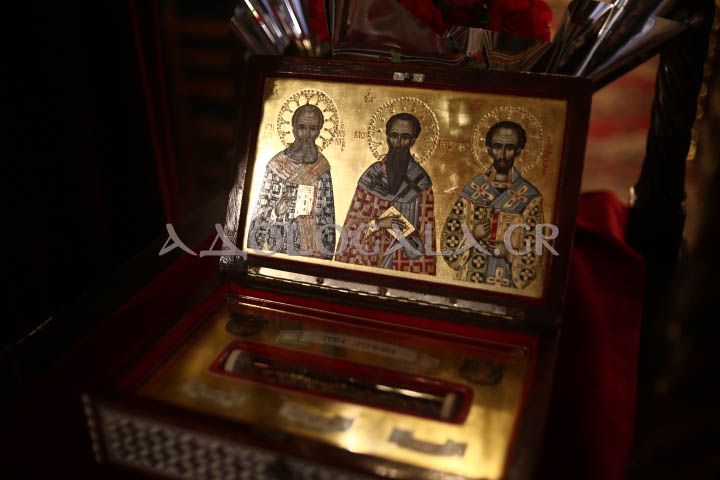 Παρουσία πλήθους πιστών η Ιερά Λιτάνευση της Εικόνας των Τριών Ιεραρχών στην Καισαριανή (Εικόνες)