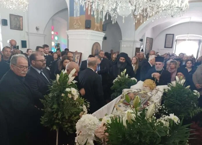 Στην Αμοργό τελέστηκε σήμερα η κηδεία και η ταφή του πρώην Μητροπολίτη Θήρας Επιφανίου, με λαϊκό προσκύνημα και τριήμερο πένθος σε Θήρα και Αμοργό.