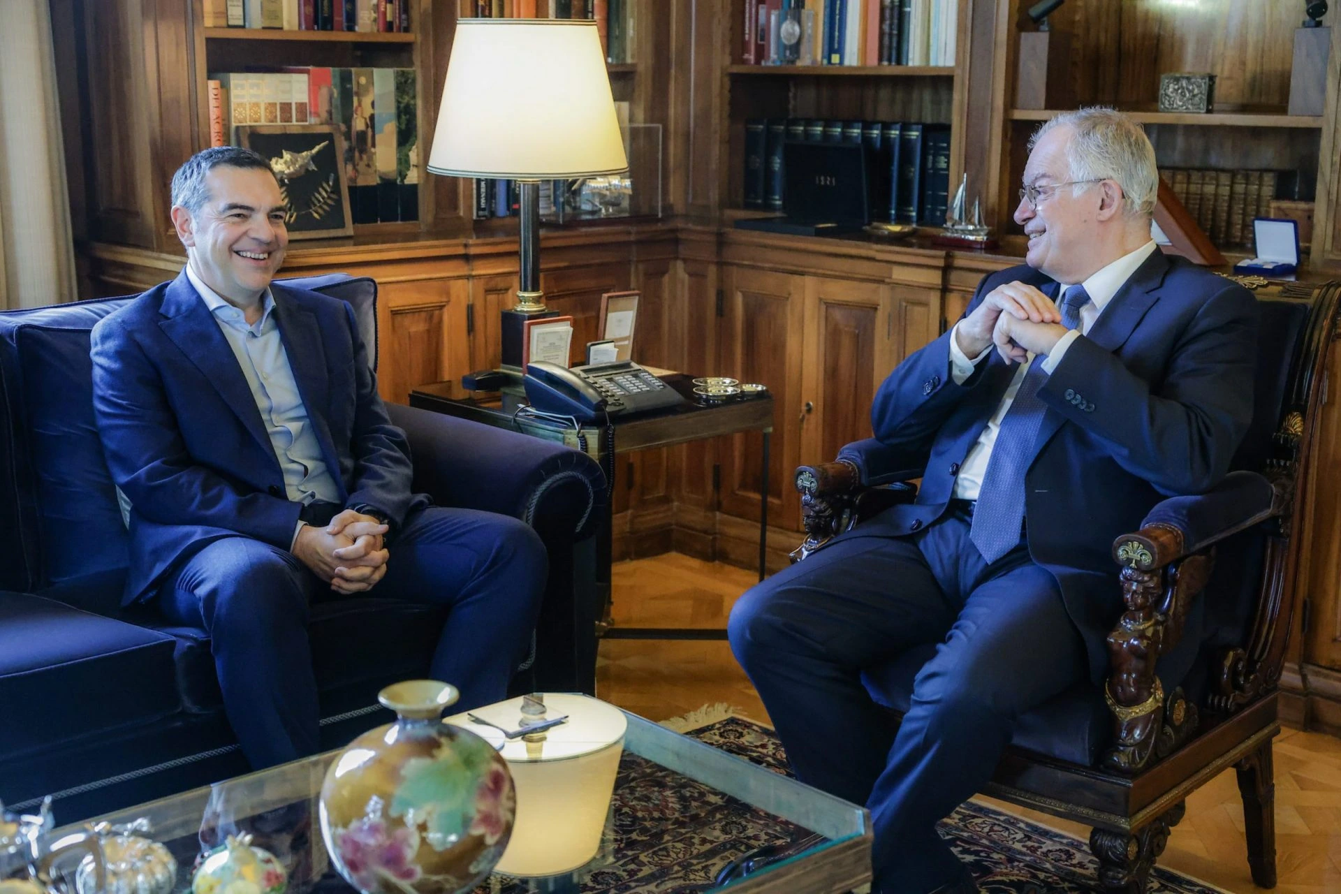 Συνάντηση ΠτΔ Κ. Τασούλα με στελέχη του οργανισμού διαΝΕΟσις και τον πρ. Πρωθυπουργό Αλέξη Τσίπρα Ο Πρόεδρος της Δημοκρατίας Κωνσταντίνος Τασούλας συναντήθηκε με στελέχη της διαΝΕΟσις για το βιβλίο τους για τη Συνταγματική Αναθεώρηση και με τον Αλέξη Τσίπρα για τις πολιτικές και ελληνοτουρκικές εξελίξεις.