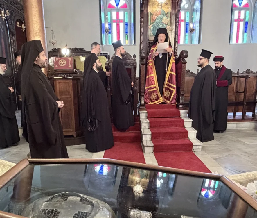 Με μήνυμα ελπίδας και συνέχειας της Ρωμηοσύνης, ο Οικουμενικός Πατριάρχης Βαρθολομαίος χοροστάτησε στον Ι.Ν. Αγίων Θεοδώρων Βλάγκας και διαβεβαίωσε: «Εδώ θα είμεθα και του χρόνου και εις τον αιώνα!».