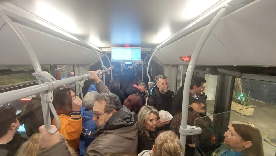 Αθήνα: Συνωστισμός στο Αστικό Λεωφορείο για Γλυφάδα και στις 11 το βράδυ