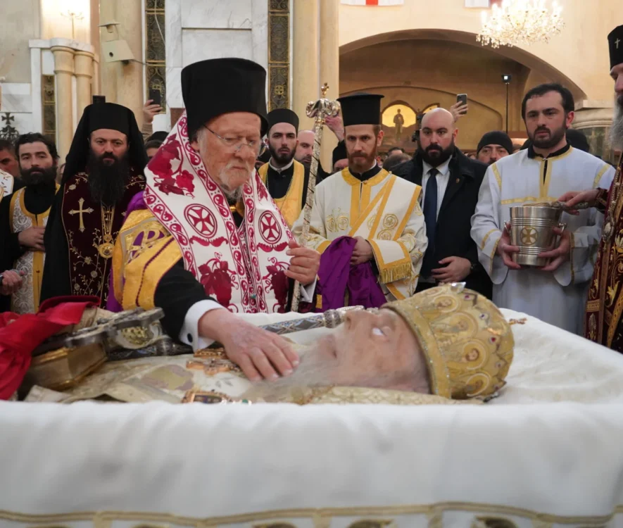 Με διεθνή παρουσία και συγκίνηση τελέστηκε στην Τιφλίδα η κηδεία του Πατριάρχη Γεωργίας Ηλία Β’, με τον Οικουμενικό Πατριάρχη Βαρθολομαίο να εξάρει το έργο και την προσφορά του.