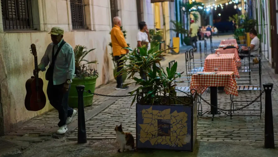 Ένας ενεργειακός αποκλεισμός στην Κούβα βάζει τέλος στη θρυλική νυχτερινή ζωή της Αβάνας