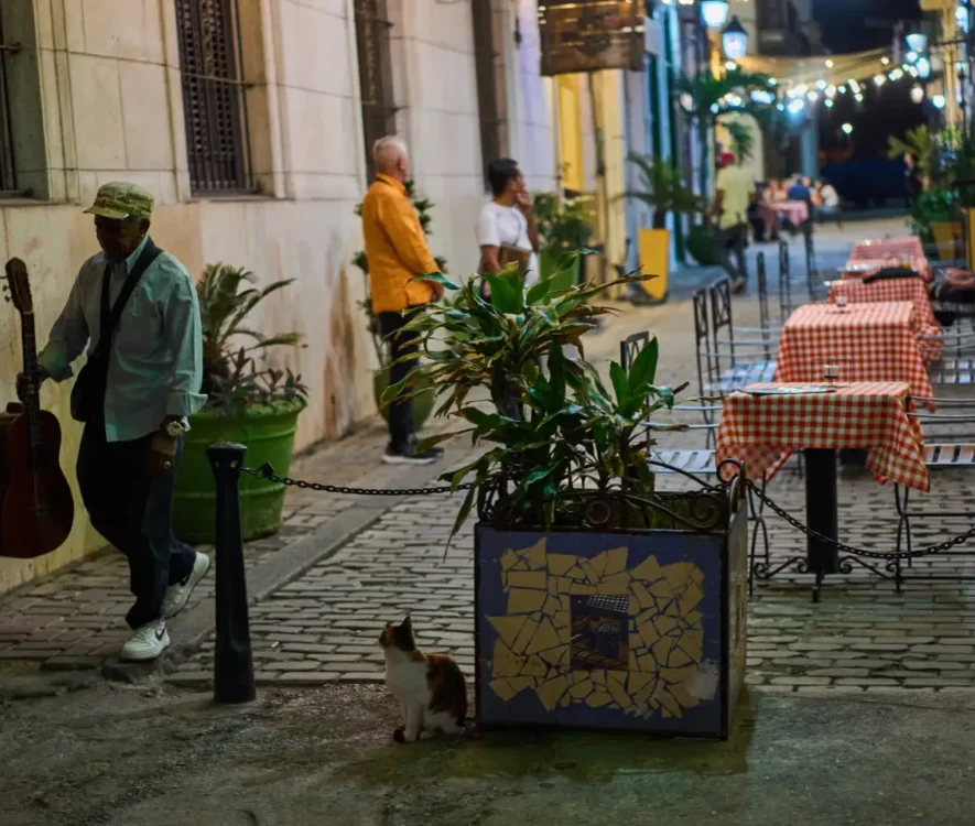 Ένας ενεργειακός αποκλεισμός στην Κούβα βάζει τέλος στη θρυλική νυχτερινή ζωή της Αβάνας