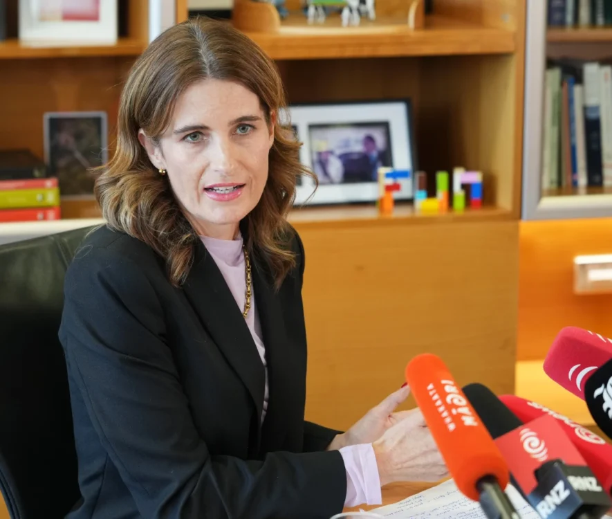 I kybernisi tis Neas Zilandias shediazei na meiosei kata 14% tis theseis ergasias ston dimosio tomea