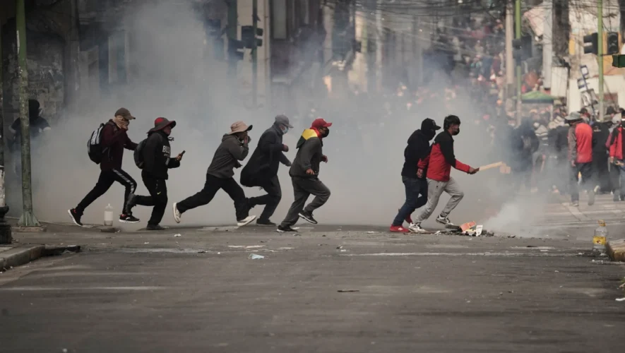 I proteyousa tis Bolibias «ypo poliorkia» kathos oi diamartyries epideinonoun tin krisi gia ton Proedro Paz