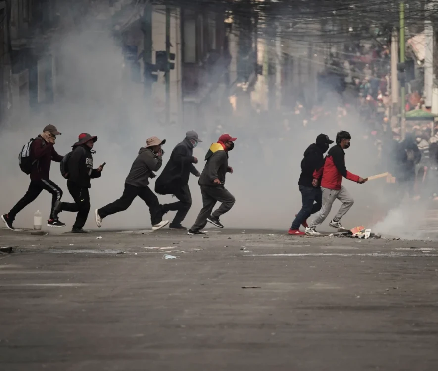 I proteyousa tis Bolibias «ypo poliorkia» kathos oi diamartyries epideinonoun tin krisi gia ton Proedro Paz