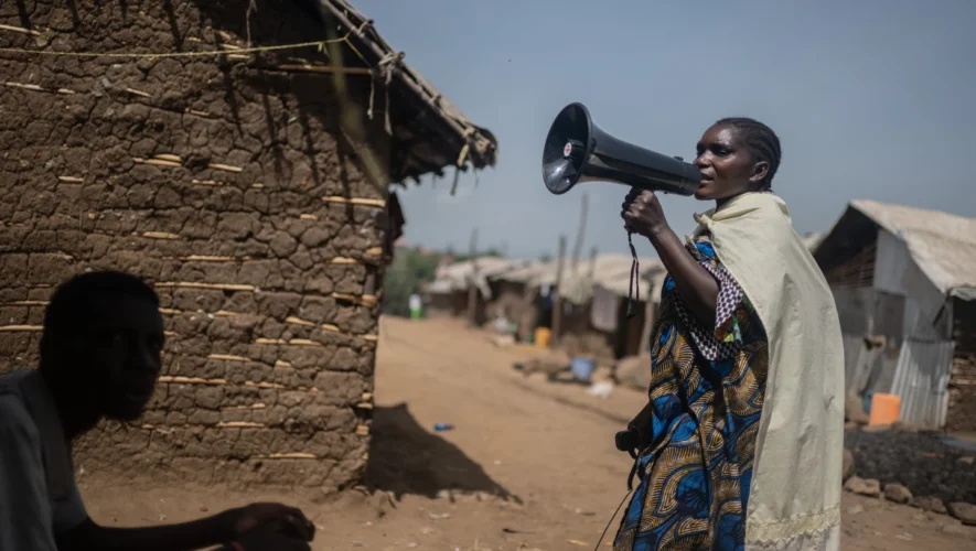 Σε καταυλισμό εκτοπισμένων στο Κονγκό, καταπολεμούν τον Έμπολα με άμμο, βρώμη και ένα θερμόμετρο, αλλά όχι νερό