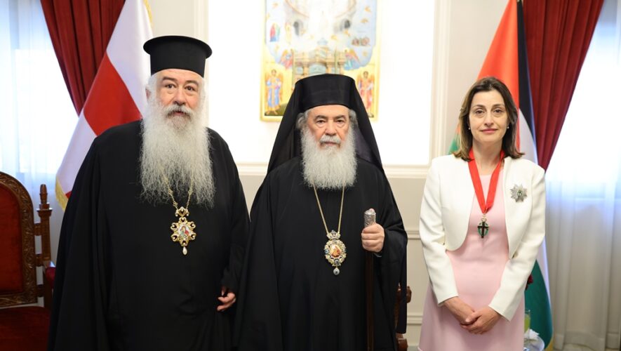 Το παράσημο του ανωτέρου ταξίαρχου του τάγματος των ιπποτών του πανάγιου τάφου στη πρέσβη της Ελληνικής Δημοκρατίας στην Ιορδανία