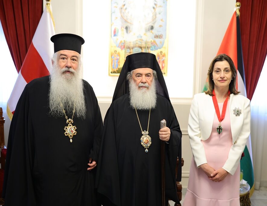 Το παράσημο του ανωτέρου ταξίαρχου του τάγματος των ιπποτών του πανάγιου τάφου στη πρέσβη της Ελληνικής Δημοκρατίας στην Ιορδανία