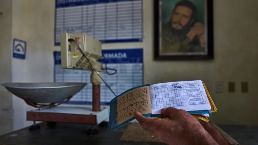 Οι Κουβανοί αγωνίζονται να επιβιώσουν με μικρά βιβλιάρια σίτισης από την κυβέρνηση, καθώς τα προϊόντα μειώνονται