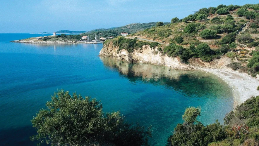 Ο Καστός, το μικρό νησί του Ιονίου χωρίς αυτοκίνητα, εξελίσσεται σε αγαπημένο προορισμό για όσους αναζητούν ήρεμες και αυθεντικές διακοπές μακριά από τον μαζικό τουρισμό.