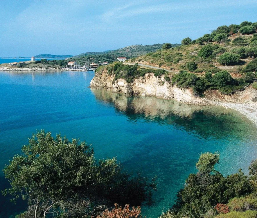 Ο Καστός, το μικρό νησί του Ιονίου χωρίς αυτοκίνητα, εξελίσσεται σε αγαπημένο προορισμό για όσους αναζητούν ήρεμες και αυθεντικές διακοπές μακριά από τον μαζικό τουρισμό.