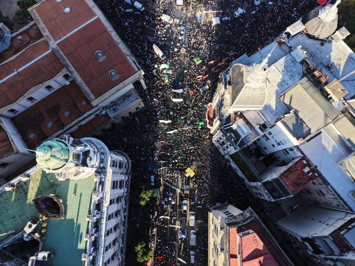 Αργεντινή: Μαζικές διαμαρτυρίες καταδικάζουν τις περικοπές χρηματοδότησης του Μιλέι σε πολύτιμα δημόσια πανεπιστήμια