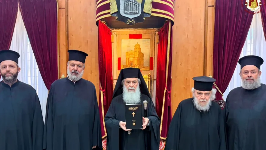Με πρωτοβουλία του Πατριάρχη Ιεροσολύμων Θεοφίλου Γ΄ ολοκληρώθηκε η εκτύπωση της Αγίας Γραφής στα Αραβικά. Η έκδοση θα διανεμηθεί δωρεάν σε αραβόφωνους Ορθόδοξους και χριστιανούς της Αγίας Γης.
