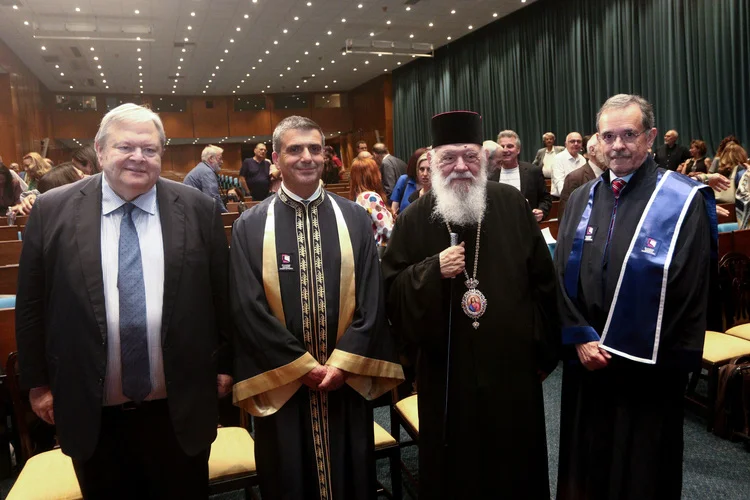 O Arxiepiskopos stin teleti anagoreysis tou Paylou Tsima se epitimo didaktora