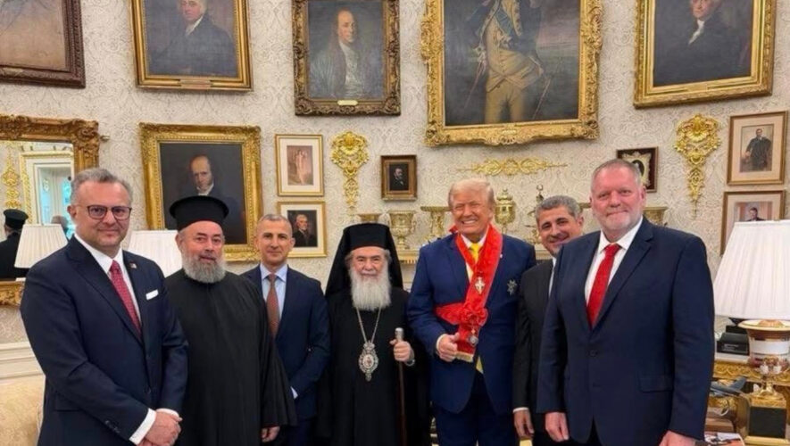 O Patriarxis Ierosolymon apeneime ton Stayro tou Tagmatos ton Ippoton tou Panagiou Tafou ston Amerikano Proedro ston Leyko Oiko