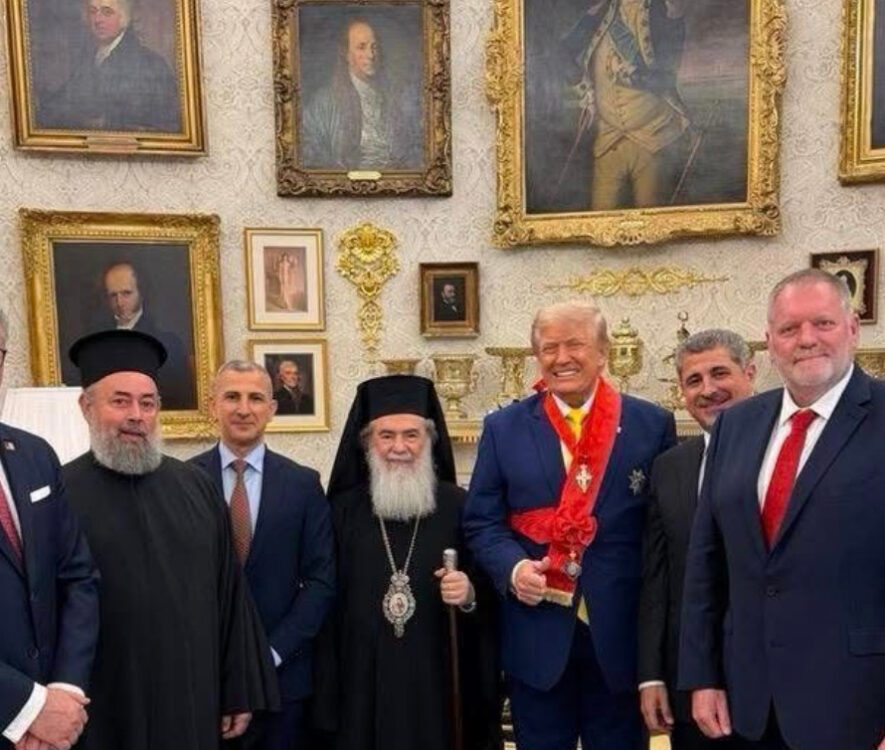 O Patriarxis Ierosolymon apeneime ton Stayro tou Tagmatos ton Ippoton tou Panagiou Tafou ston Amerikano Proedro ston Leyko Oiko