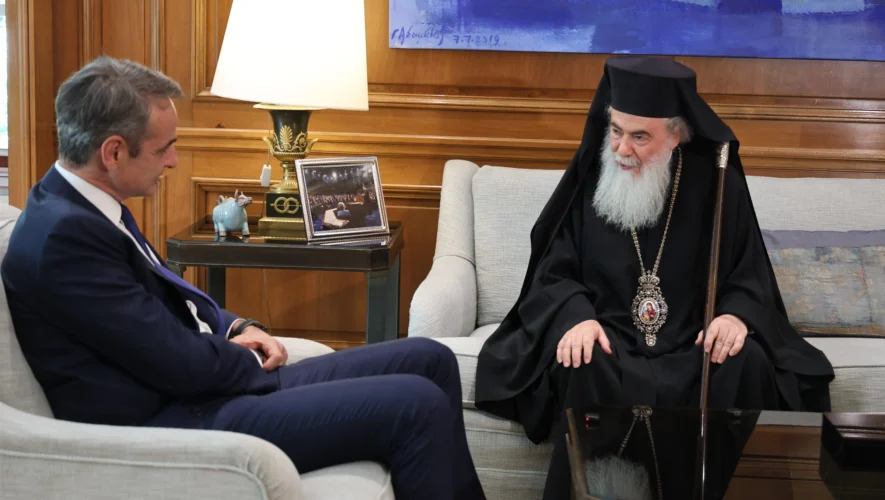 Ο Κυριάκος Μητσοτάκης υποδέχθηκε στο Μέγαρο Μαξίμου τον Πατριάρχη Ιεροσολύμων Θεόφιλο Γ΄, με επίκεντρο το status quo των Αγίων Τόπων, τη στήριξη των χριστιανών στη Μέση Ανατολή και την προστασία της πολιτιστικής κληρονομιάς του Πατριαρχείου,  Κυριάκος Μητσοτάκης, Θεόφιλος Γ΄, Πατριαρχείο Ιεροσολύμων, Μέγαρο Μαξίμου, συνάντηση Πρωθυπουργού με Πατριάρχη, status quo Ιερών Προσκυνημάτων, Άγιοι Τόποι Ιερουσαλήμ, χριστιανοί στη Μέση Ανατολή, θρησκευτική ελευθερία, προστασία κειμηλίων, ελληνική διπλωματία, γεωπολιτικές εξελίξεις Ανατολική Μεσόγειος