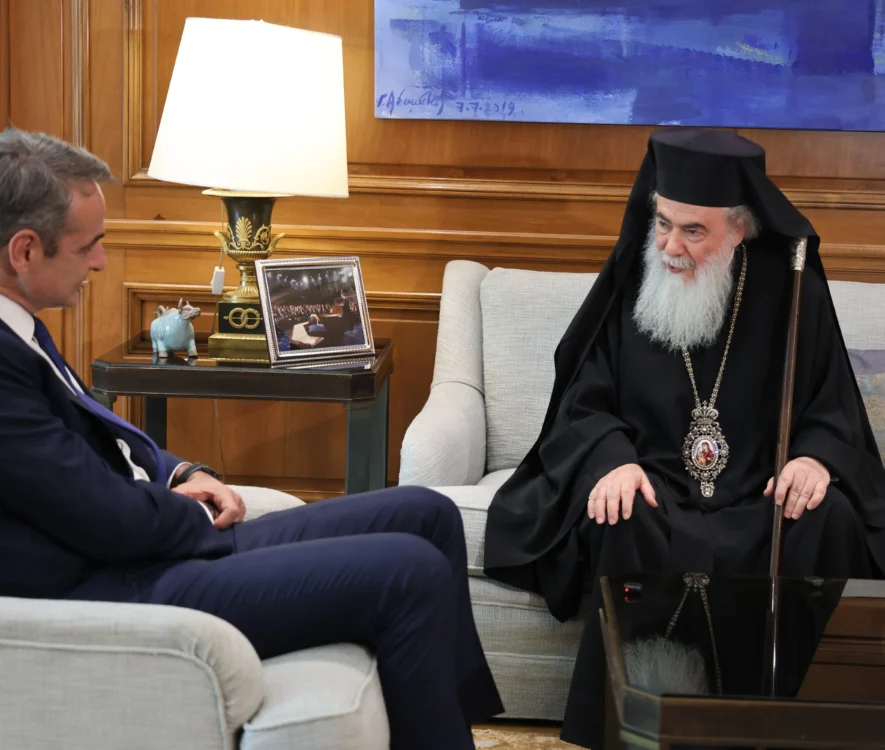 Ο Κυριάκος Μητσοτάκης υποδέχθηκε στο Μέγαρο Μαξίμου τον Πατριάρχη Ιεροσολύμων Θεόφιλο Γ΄, με επίκεντρο το status quo των Αγίων Τόπων, τη στήριξη των χριστιανών στη Μέση Ανατολή και την προστασία της πολιτιστικής κληρονομιάς του Πατριαρχείου,  Κυριάκος Μητσοτάκης, Θεόφιλος Γ΄, Πατριαρχείο Ιεροσολύμων, Μέγαρο Μαξίμου, συνάντηση Πρωθυπουργού με Πατριάρχη, status quo Ιερών Προσκυνημάτων, Άγιοι Τόποι Ιερουσαλήμ, χριστιανοί στη Μέση Ανατολή, θρησκευτική ελευθερία, προστασία κειμηλίων, ελληνική διπλωματία, γεωπολιτικές εξελίξεις Ανατολική Μεσόγειος