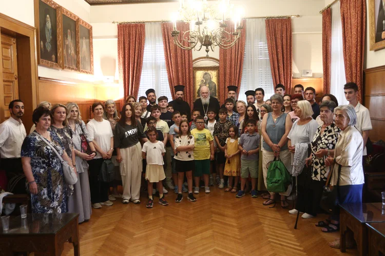 Πλήθος επισκέψεων δέχθηκε ο Αρχιεπίσκοπος Ιερώνυμος για την ονομαστική του εορτή. Συγκινητική συνάντηση με ασυνόδευτους ανηλίκους και συζητήσεις για τη βυζαντινή μουσική.