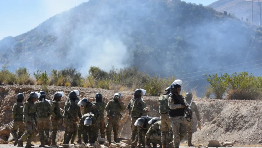 Η Βολιβία απομακρύνει τα περισσότερα αντικυβερνητικά οδοφράγματα μετά την κήρυξη κατάστασης έκτακτης ανάγκης. Έξι νεκροί από συντριβή αεροσκάφους της Πολεμικής Αεροπορίας εν μέσω πολιτικής κρίσης.