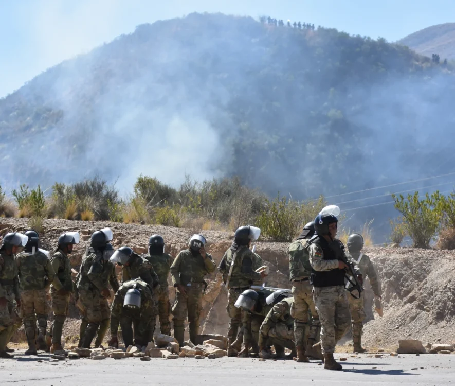 Η Βολιβία απομακρύνει τα περισσότερα αντικυβερνητικά οδοφράγματα μετά την κήρυξη κατάστασης έκτακτης ανάγκης. Έξι νεκροί από συντριβή αεροσκάφους της Πολεμικής Αεροπορίας εν μέσω πολιτικής κρίσης.