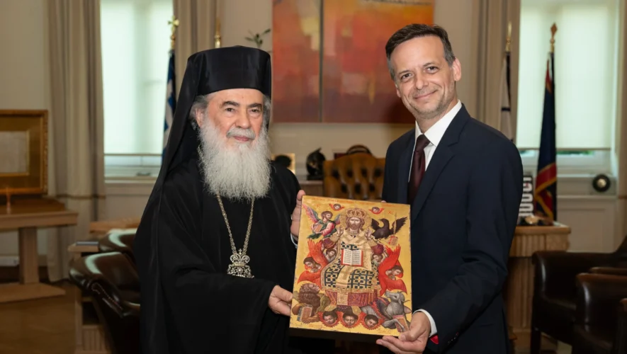 Το Μετάλλιο της Πόλεως των Αθηνών στον Πατριάρχη Ιεροσολύμων