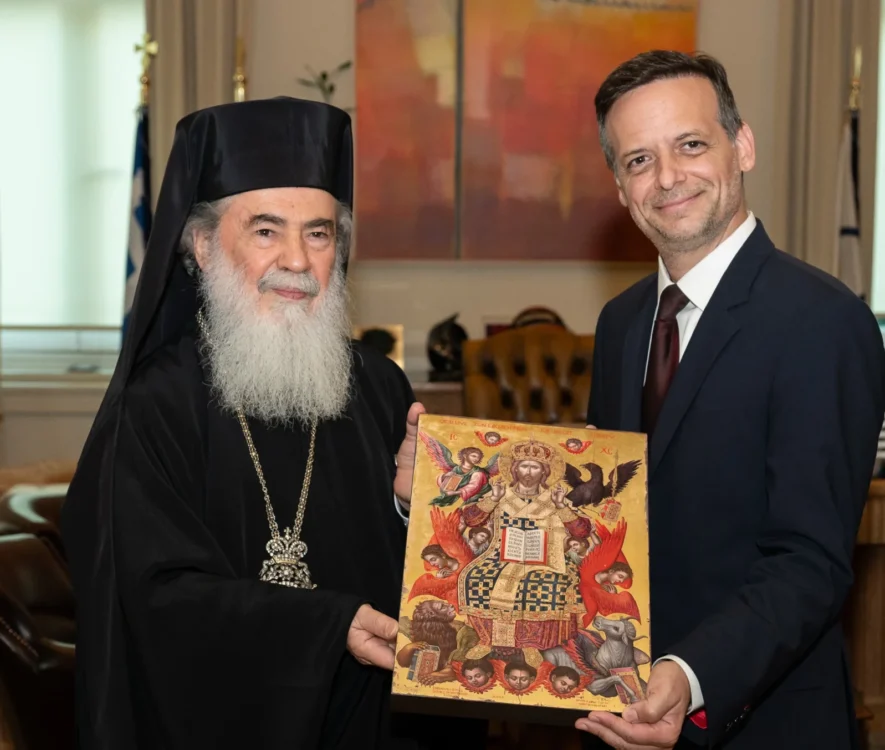 Το Μετάλλιο της Πόλεως των Αθηνών στον Πατριάρχη Ιεροσολύμων