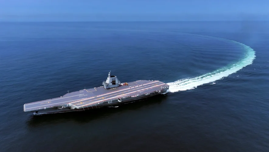 Το αεροπλανοφόρο Fujian της Κίνας πέρασε από το Στενό της Ταϊβάν, ενώ η Ταϊπέι πραγματοποιεί στρατιωτικές ασκήσεις προσομοίωσης αντιμετώπισης πιθανής κινεζικής εισβολής.