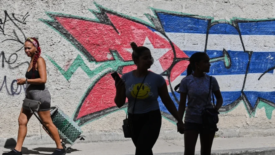 Κουβανική σημαία μπροστά από κυβερνητικό κτίριο στην Αβάνα, μετά την ανακοίνωση νέων αμερικανικών κυρώσεων σε κρατικές επιχειρήσεις.