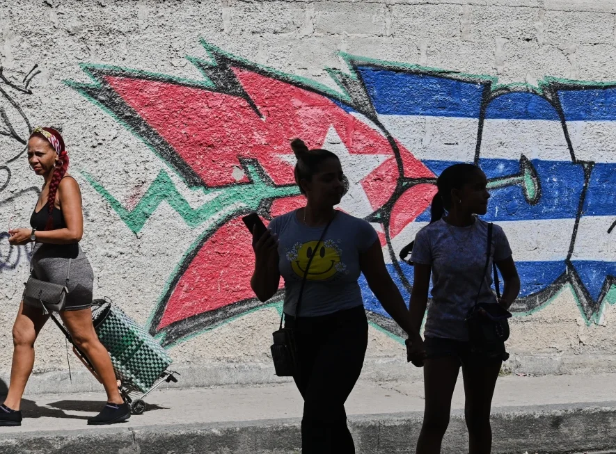 Κουβανική σημαία μπροστά από κυβερνητικό κτίριο στην Αβάνα, μετά την ανακοίνωση νέων αμερικανικών κυρώσεων σε κρατικές επιχειρήσεις.