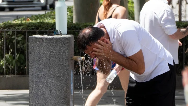 Ιταλία, Γαλλία και Ισπανία πλήττονται από ισχυρό κύμα καύσωνα με θερμοκρασίες που ξεπερνούν τους 40 βαθμούς Κελσίου. Τρεις νεκροί στη Γαλλία και έκτακτα μέτρα σε πολλές ευρωπαϊκές χώρες.