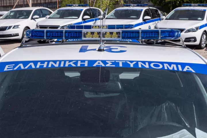 Δύο συλλήψεις στην Κεφαλονιά για ναρκωτικά και όπλα μετά από επιχείρηση της ΔΑΟΕ. Κατασχέθηκαν κοκαΐνη, κάνναβη, όπλα, φυσίγγια, χρήματα και όχημα.