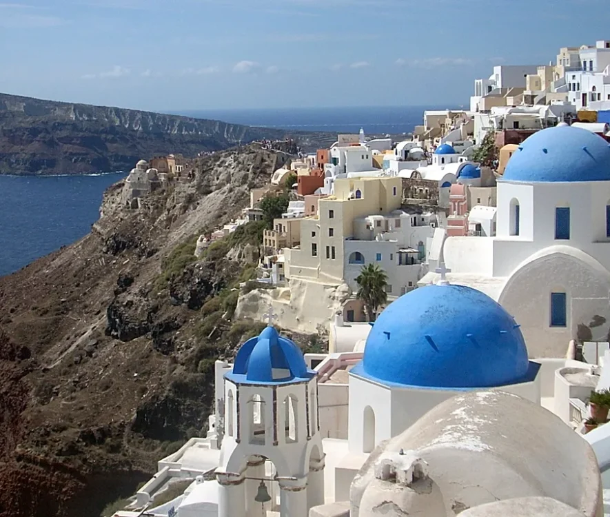 Οθόνη με την αρχική σελίδα του VisitGreece.gr και εικόνες ελληνικών τουριστικών προορισμών