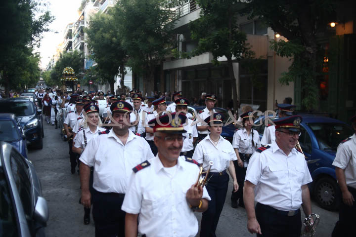 Excerpt: Εκατοντάδες πιστοί συμμετείχαν στον Μεθέορτο Εσπερινό και την Ιερά Λιτάνευση της Εικόνας του Αποστόλου Παύλου στην Αθήνα, σε μια πανηγυρική εκδήλωση με έντονο θρησκευτικό και πολιτιστικό χαρακτήρα.