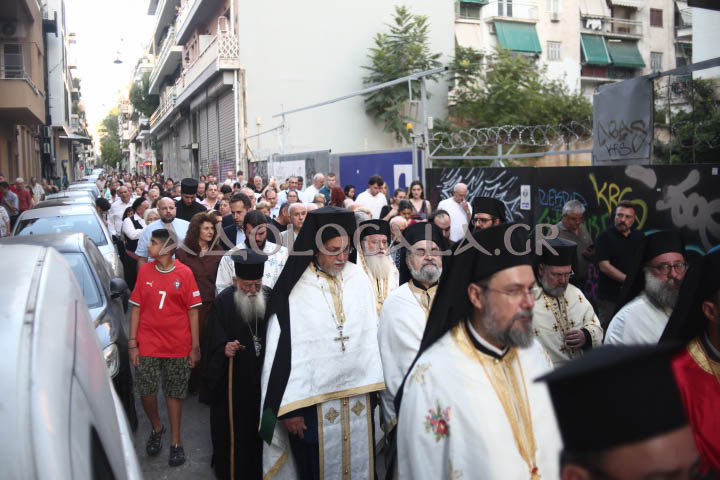 Excerpt: Εκατοντάδες πιστοί συμμετείχαν στον Μεθέορτο Εσπερινό και την Ιερά Λιτάνευση της Εικόνας του Αποστόλου Παύλου στην Αθήνα, σε μια πανηγυρική εκδήλωση με έντονο θρησκευτικό και πολιτιστικό χαρακτήρα.