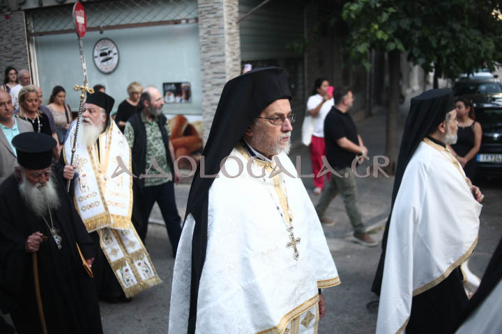 Excerpt: Εκατοντάδες πιστοί συμμετείχαν στον Μεθέορτο Εσπερινό και την Ιερά Λιτάνευση της Εικόνας του Αποστόλου Παύλου στην Αθήνα, σε μια πανηγυρική εκδήλωση με έντονο θρησκευτικό και πολιτιστικό χαρακτήρα.