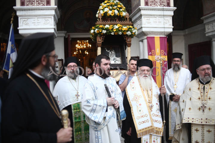 Excerpt: Εκατοντάδες πιστοί συμμετείχαν στον Μεθέορτο Εσπερινό και την Ιερά Λιτάνευση της Εικόνας του Αποστόλου Παύλου στην Αθήνα, σε μια πανηγυρική εκδήλωση με έντονο θρησκευτικό και πολιτιστικό χαρακτήρα.