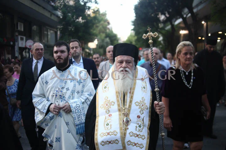 Excerpt: Εκατοντάδες πιστοί συμμετείχαν στον Μεθέορτο Εσπερινό και την Ιερά Λιτάνευση της Εικόνας του Αποστόλου Παύλου στην Αθήνα, σε μια πανηγυρική εκδήλωση με έντονο θρησκευτικό και πολιτιστικό χαρακτήρα.