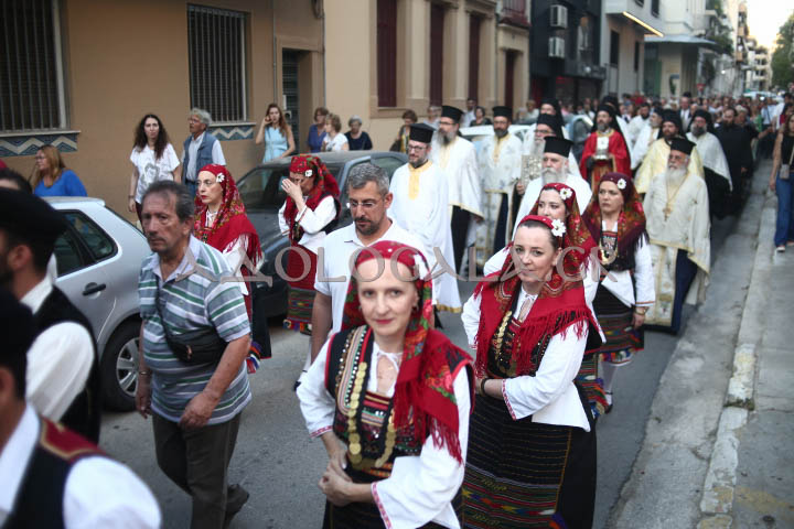 Excerpt: Εκατοντάδες πιστοί συμμετείχαν στον Μεθέορτο Εσπερινό και την Ιερά Λιτάνευση της Εικόνας του Αποστόλου Παύλου στην Αθήνα, σε μια πανηγυρική εκδήλωση με έντονο θρησκευτικό και πολιτιστικό χαρακτήρα.