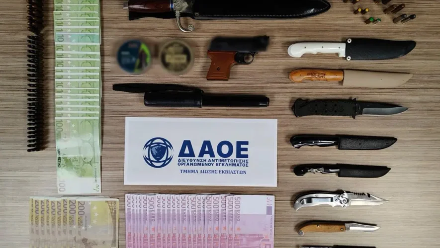 σύλληψη Πειραιάς, πλαστά χαρτονομίσματα, πλαστογραφία νομισμάτων, 53χρονος Πειραιάς, όπλα Πειραιάς, Δίωξη Εκβιαστών, Ελληνική Αστυνομία, παράνομη οπλοκατοχή, κατασχέσεις όπλων, πλαστά χρήματα, αστυνομικό δελτίο, οργανωμένο έγκλημα