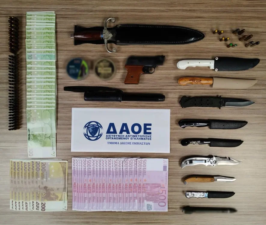 σύλληψη Πειραιάς, πλαστά χαρτονομίσματα, πλαστογραφία νομισμάτων, 53χρονος Πειραιάς, όπλα Πειραιάς, Δίωξη Εκβιαστών, Ελληνική Αστυνομία, παράνομη οπλοκατοχή, κατασχέσεις όπλων, πλαστά χρήματα, αστυνομικό δελτίο, οργανωμένο έγκλημα
