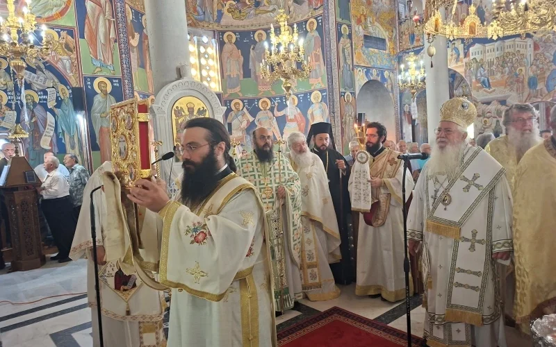 Χιλιάδες πιστοί συμμετείχαν στις λατρευτικές εκδηλώσεις προς τιμήν του Αγίου Νικοδήμου του Αγιορείτη στη Νάξο, με κορύφωση την αρχιερατική Θεία Λειτουργία και τη μεγαλειώδη λιτανεία της ιερής εικόνας.