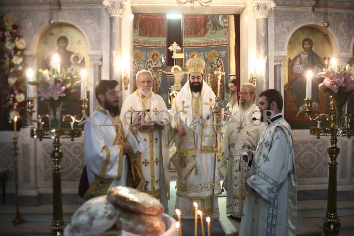 Ο Θεοφιλέστατος Επίσκοπος Ευρίπου Χρυσόστομος κατά την πανηγυρική Θεία Λειτουργία του Αγίου Αιμιλιανού στον Ιερό Ναό στον Λόφο Σκουζέ.