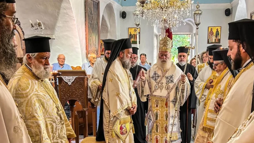 Πατριαρχική Θεία Λειτουργία στον Ιερό Ναό Κοιμήσεως της Θεοτόκου στη Χώρα Αμοργού με προεξάρχοντα τον Πατριάρχη Αλεξανδρείας Θεόδωρο Β΄.
