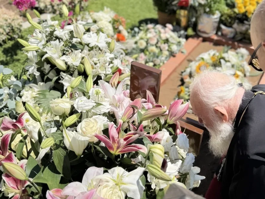Ο Αρχιεπίσκοπος Ιερώνυμος προσκυνά στον τάφο του Οσίου Παϊσίου στην Ιερά Μονή Αγίου Ιωάννου του Θεολόγου στη Σουρωτή.