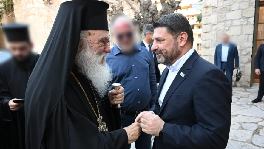 Ο Αρχιεπίσκοπος Ιερώνυμος και ο Περιφερειάρχης Αττικής Νίκος Χαρδαλιάς κατά την υπογραφή της προγραμματικής σύμβασης για την πρόληψη της ενδοοικογενειακής βίας.