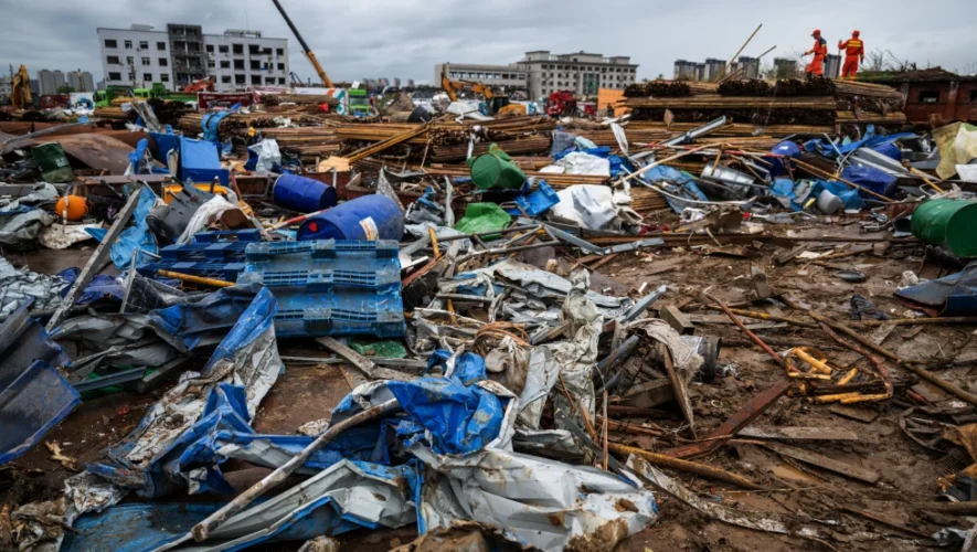 Καταστροφές από ανεμοστρόβιλο στην επαρχία Χουμπέι της Κίνας με κατεστραμμένα κτίρια και οχήματα.