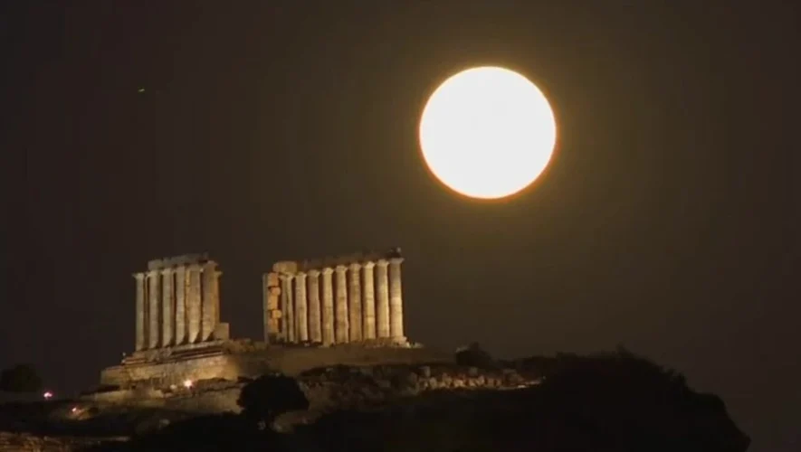 Η Αυγουστιάτικη Πανσέληνος 2026 φέρνει ξανά τη μαγεία του φεγγαριού σε αρχαιολογικούς χώρους, μουσεία και μνημεία σε όλη την Ελλάδα. Συνολικά 126 χώροι θα υποδεχθούν το κοινό με δωρεάν είσοδο και πολιτιστικές εκδηλώσεις.